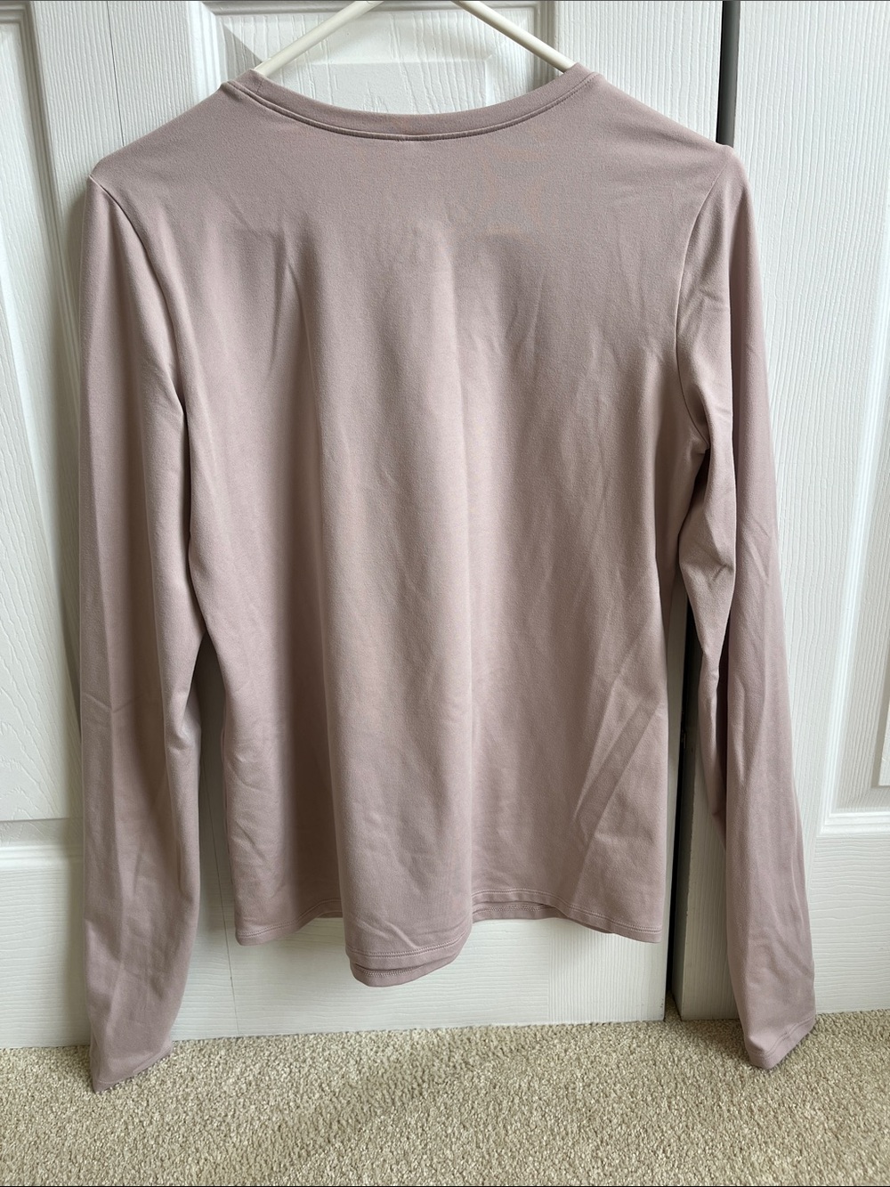 ALO Yoga long sleeve top with thumb cut out - Picture 2 of 5